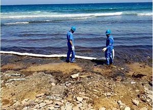 البيئة تدفع بلجنة عاجلة لمعاينة التلوث الزيتي بشاطئ السوايسة في السويس