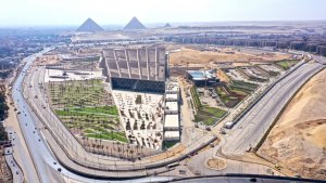 وزير السياحة يبحث الموقف التنفيذي للأعمال بمشروع المتحف المصري الكبير