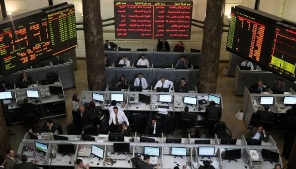 البورصة تتراجع 0.47% عقب ساعة من بدء الجلسة بضغط مبيعات المصريين