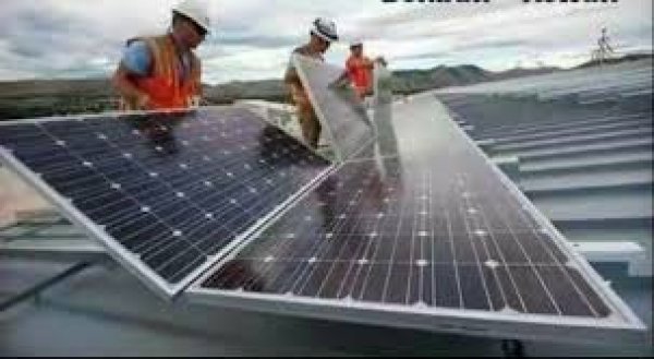 «الكهرباء» تربط 20 مشروعًا بالشبكة ضمن أكبر مجمع شمسي في العالم