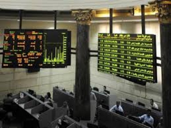 بورصة مصر تهبط بسبب بيع أسهم قيادية والقطاع المالي يرفع قطر