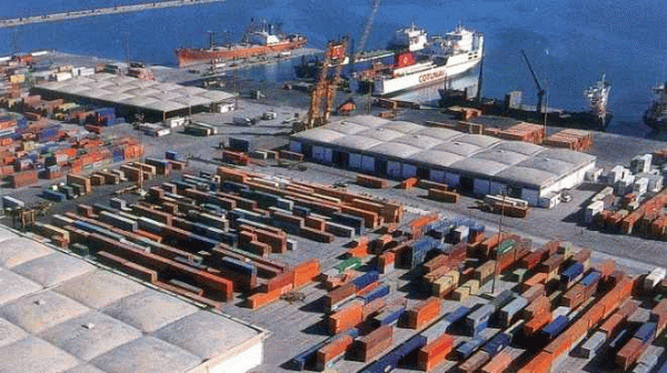 انتظام عمليات الشحن والتفريغ بميناء الإسكندرية