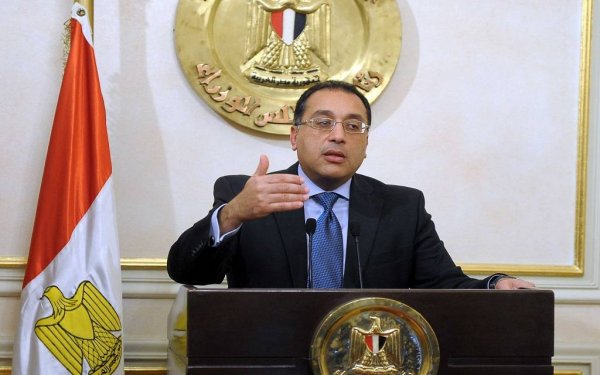 وزير الإسكان: تشغيل 6 محطات لتحلية المياه بمصر نهاية 2018