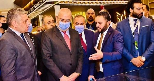 بالصور وزير الإسكان ورئيس مجلس إدارة الأهرام يزورنا جناح العتال في معرض عقارى