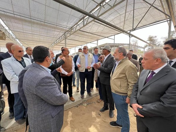 وزير الزراعة ومحافظ أسوان يتفقدان أول محطة لإنتاج شتلات قصب السكر بكوم أمبو 