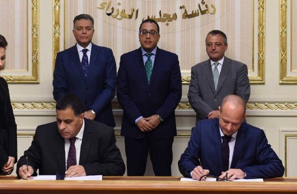 مصر وبلاتر النمساوية توقعان عقد توريد ماكينة فحص السكة الحديد