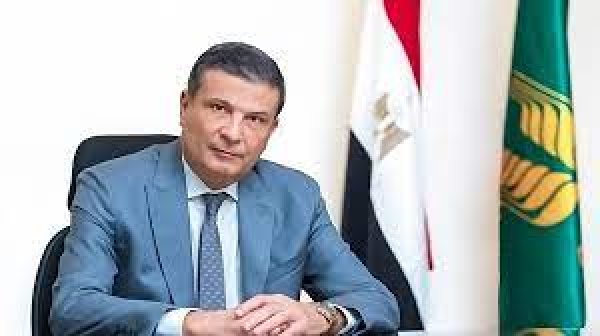 رئيس البنك الزراعي المصري :  تحرير سعر الصرف يؤدي لتنشيط الانتاج واستقرار اسعار السلع وتخفيض التضخم  