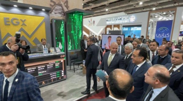 رئيس الوزراء يتفقد جناح البورصة المصرية بمعرض الكتاب