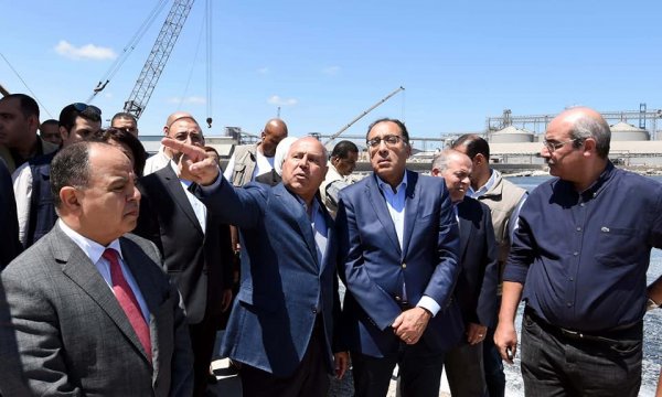 رئيس الوزراء يتفقد المشروعات الجاري تنفيذها في ميناء الدخيلة