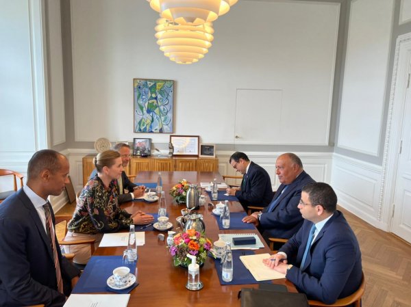 وزير الخارجية يبحث تعزيز العلاقات الثنائية مع رئيسة وزراء الدنمارك