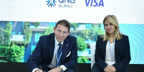 QNB الأهلي يوقع مذكرة تفاهم مع شركة فيزا لإصدار بطاقته المصرفية من مواد صديقة للبيئة 