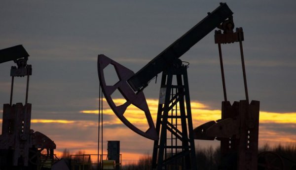 النفط يغلق مرتفعا أكثر من 7% بينما يدرس الاتحاد الأوروبي حظر النفط الروسي 
