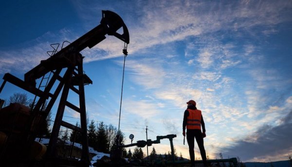 تراجع النفط بفعل توقعات بسحب أمريكا مزيدا من احتياطيها الاستراتيجي
