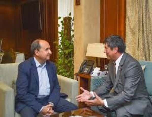 وزير التجارة والصناعة يبحث مع سفير اوزبكستان بالقاهرة تعزيز العلاقات التجارية والاقتصادية المشتركة