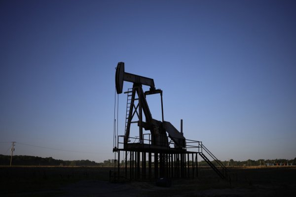 النفط يتجه نحو أكبر انخفاض سنوي منذ 2020