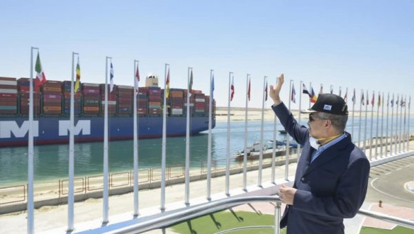 رئيس قناة السويس: نتابع حركة التجارة العالمية وندرس رسوم عبور السفن