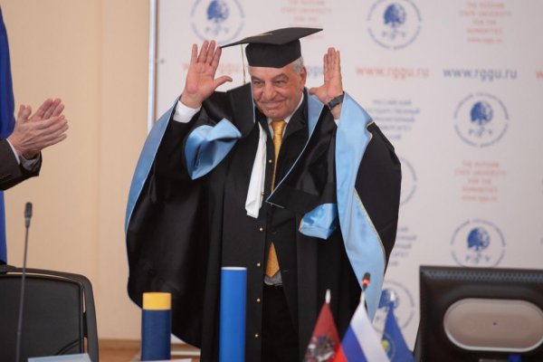  زاهي حواس يحصل على الدكتوراة الفخرية من جامعة روسيا للعلوم الإنسانية 