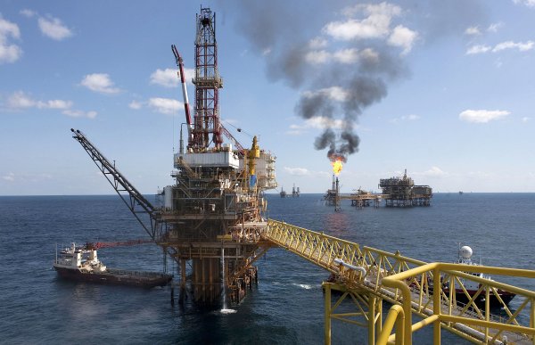 النفط يقفز بعد أوامر بوتين بالتعبئة العسكرية في أوكرانيا