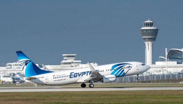 السيسي يوقع قانونا لضمان شركة مصر للطيران في رحلاتها من وإلى مطارات روسيا