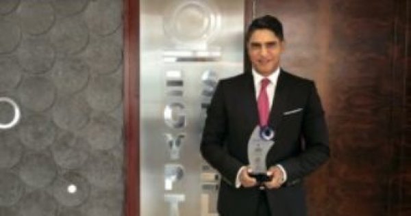  مجلة استثمارات الإماراتية تسلم أبوهشيمة درع جائزة أفضل شخصية عربية في قطاع الصناعة 