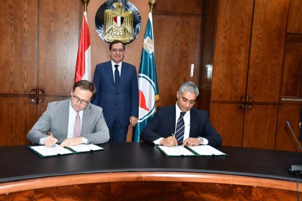 أبيكورب توقع اتفاق تمويل مشروع إنتاج مشتقات الميثانول في مصر