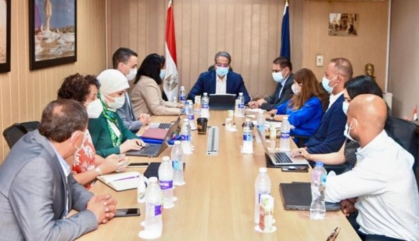 وزير السياحة يناقش خطة الترويج للمقصد المصري عبر مواقع التواصل الاجتماعي