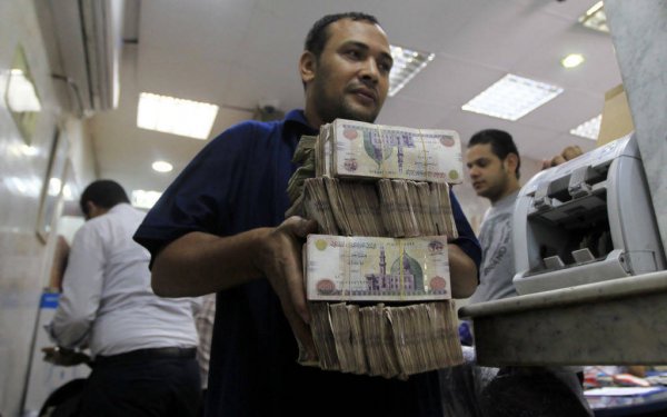 مصر تقبل أكثر من ملياري جنيه فوق المطلوب بعطاء السندات