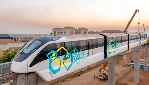 النقل: تثبيت أول قطار مونوريل على مسار شرق النيل العاصمة الإدارية أمام فندق الماسة