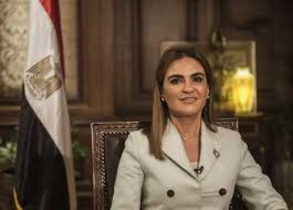 وفد مصري برئاسة وزيرة الاستثمار يلتقي رئيس تشاد لتعزيز التعاون