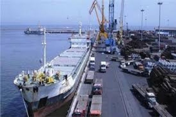 فتح بوغاز مينائى الإسكندرية والدخيلة بعد تحسن الأحوال الجومائية
