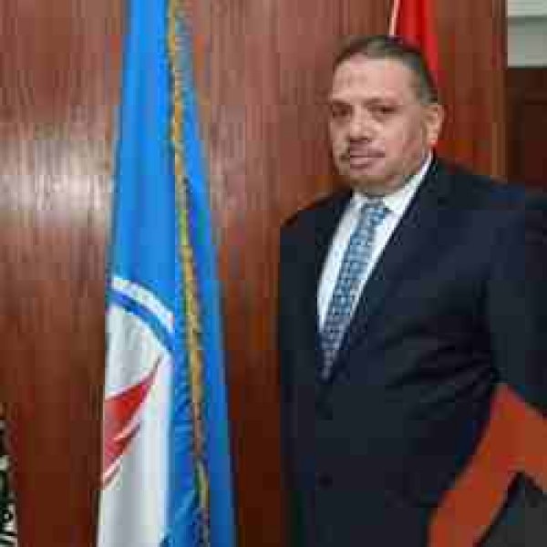 رئيس مصر للبترول يكرم أعضاء لجنه العلاقات العامة بالشركة