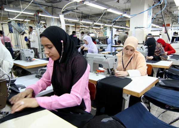 الجمارك المصرية تحدد خصومات الملابس الجاهزة الواردة ببورسعيد