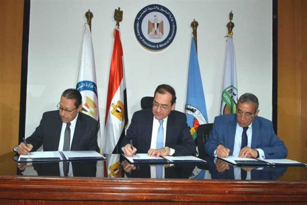 توقيع إتفاقية ترخيص استغلال خام الفوسفات بهضبة أبو طرطور بين الثروة المعدنية وفوسفات مصر