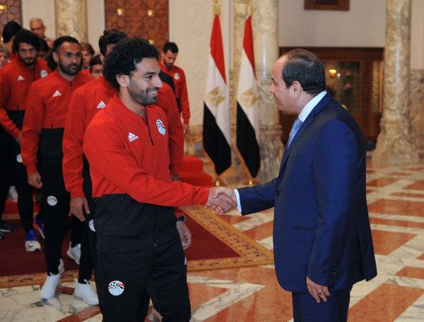 عضو باتحاد الكرة: السيسى اطمأن على محمد صلاح وقال له 