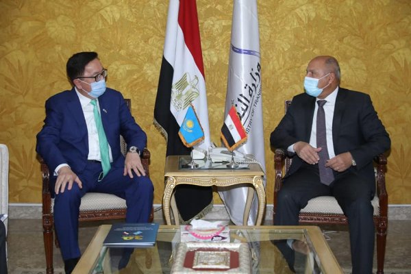 وزير النقل يستقبل سفير جمهورية كازاخستان لدى مصر لبحث التعاون في مجال السكك الحديدية والنقل البحري