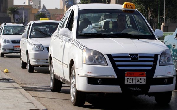 سائقو التاكسي الأبيض يخططون لإطلاق تطبيق إلكتروني لحجز السيارات بمصر