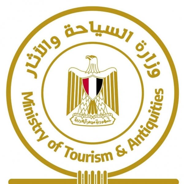 وزير السياحة والآثار يعتمد الضوابط المنظمة لتنفيذ رحلات العمرة للعام الهجري الجاري 