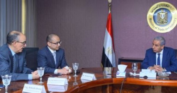  وزير التجارة: شركة صينية تعتزم إقامة مصنع لإنتاج السيارات فى مصر 