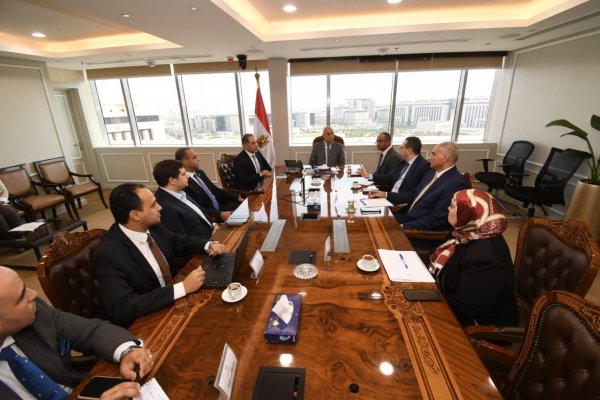 وزير الإسكان يلتقى مسئولى المبادرة الوطنية لتطوير الصناعة المصرية 
