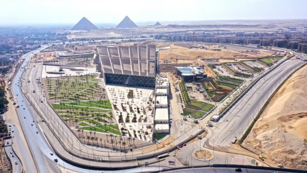 وزير السياحة يبحث الموقف التنفيذي للأعمال بمشروع المتحف المصري الكبير
