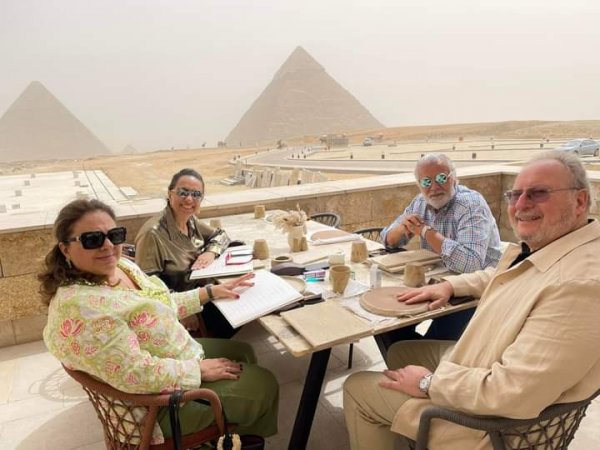 ملك مصر السابق في جولة سياحية بأهرامات الجيزة 