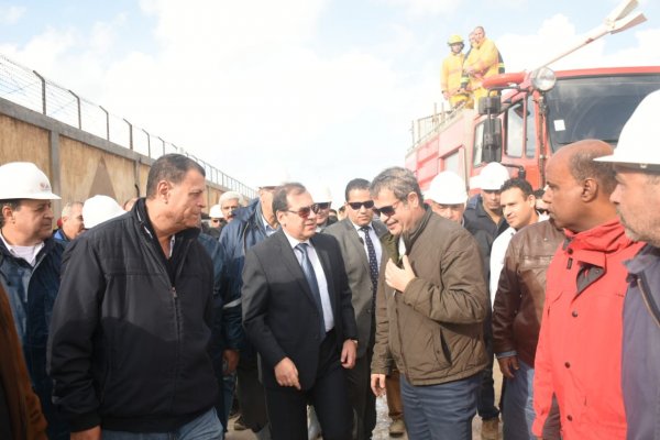 وزير البترول يتفقد موقع حادث احتراق مستودع النافتا بالاسكندرية للبترول
