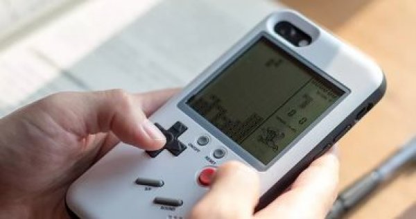 حافظة جديدة تحول هواتف أيفون لجهاز ألعاب Game Boy