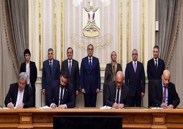 رئيس الوزراء يشهد مراسم توقيع اتفاقية المساهمين بين قناة السويس ومجموعة شركات V اليونانية