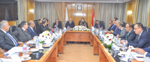 وزيرة التجارة والصناعة تبحث مع مجلس إدارة اتحاد الصناعات وضع رؤية مشتركة لمستقبل الصناعة المصرية