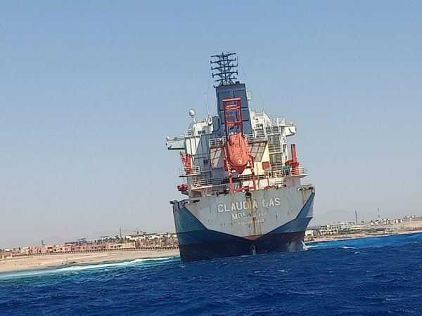   تعويم سفينة لنقل الغاز بعد جنوحها في خليج العقبة