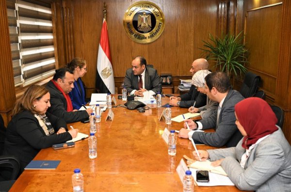 وزير التجارة يبحث مع البنك الدولي آليات الاستراتيجية الوطنية لتطوير الصناعة المصرية