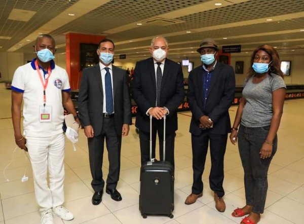 سفير مصر في الكونغو يستقبل بعثة الأهلي في المطار