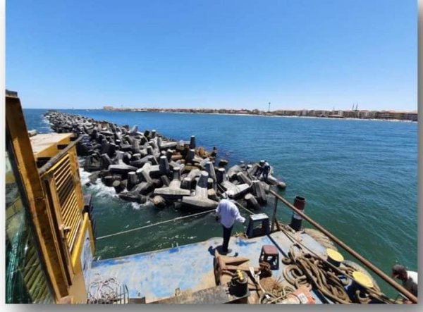 وزير الرى يتابع موقف مشروعات حماية الشواطئ بمحافظة دمياط